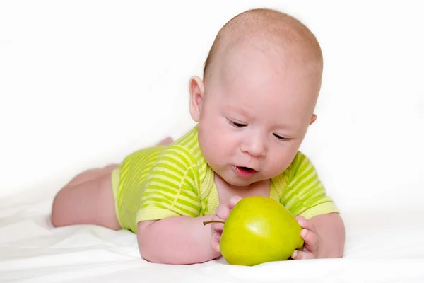 Pasgeboren baby met een apple — Stockfoto