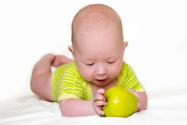 Новорожденный ребенок с яблоком — стоковое фото