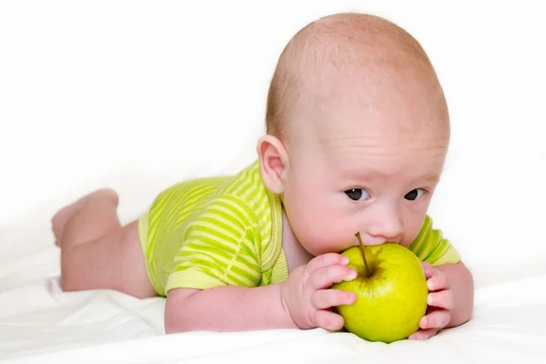 Bebé recién nacido con una manzana —  Fotos de Stock