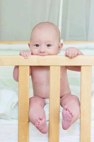 Gelukkig kind in het kinderbedje — Stockfoto