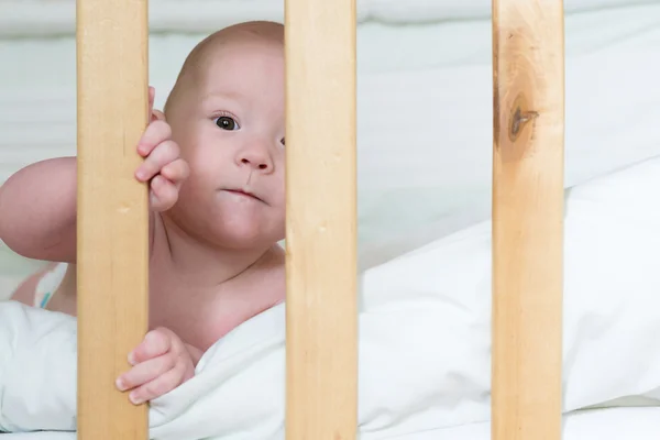 Gelukkig kind in het kinderbedje — Stockfoto