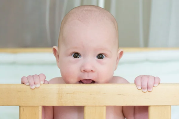 Gelukkig kind in het kinderbedje — Stockfoto