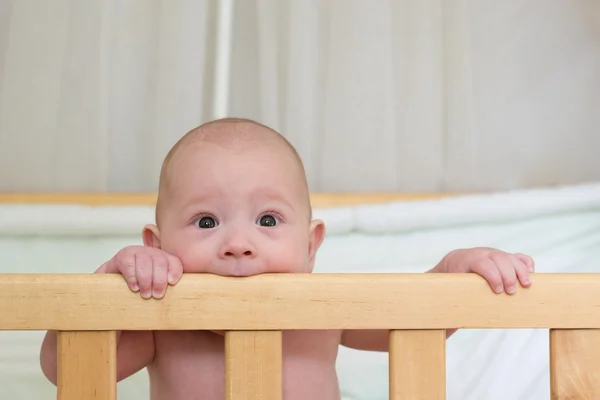 Glückliches Kind im Kinderbett — Stockfoto