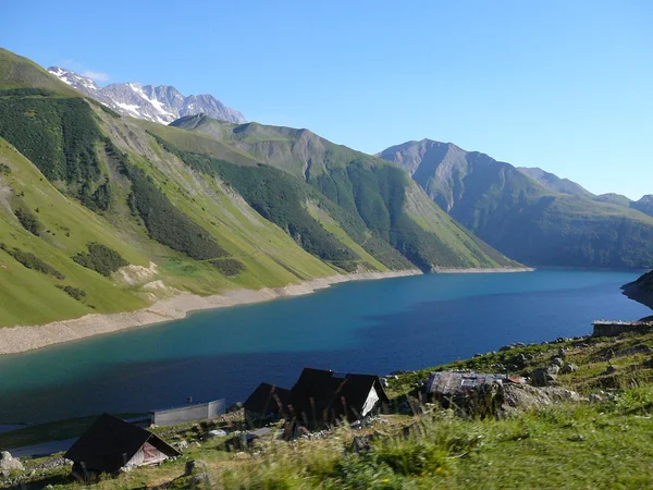 Lago en las montañas —  Fotos de Stock