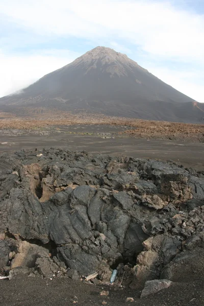 Lava frente a un volcán — Foto de Stock
