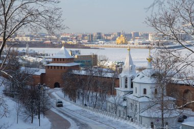 Rusya, Nizhniy Novgorod, Kremlin 'deki Simeon Stolpnik Kilisesi. Kış karlı nehir ve tarihi manzara