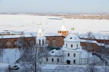Rusya, Nizhniy Novgorod, Kremlin 'deki Simeon Stolpnik Kilisesi. Kış karlı nehir ve tarihi manzara