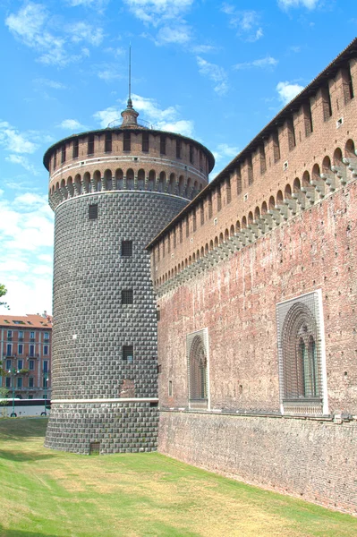 Vista de uma torre do castelo de Sforza, Milão — Fotografia de Stock