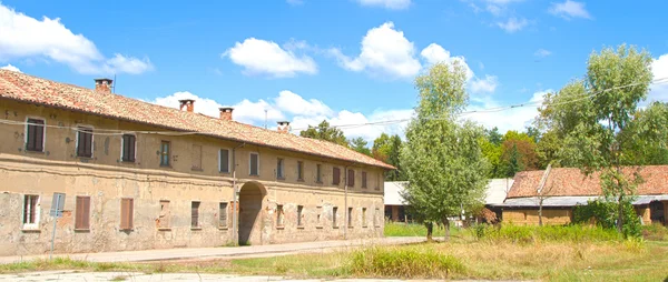 Antiguo patio con una granja — Foto de Stock