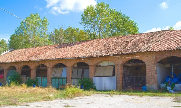 Antiguo patio con una granja — Foto de Stock