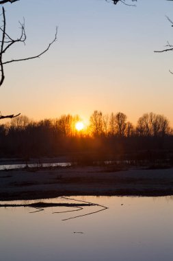 Kışın nehirde gün batımı
