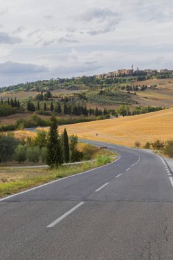 Yazın günbatımında Toskana tepelerinin manzarası 