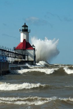 Michigan ışık evi ve dev bir dalga