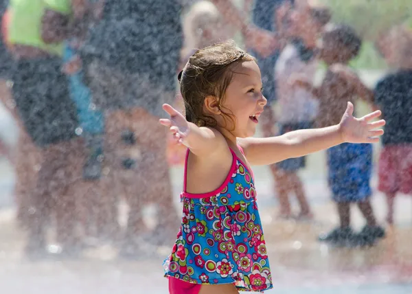 Niña feliz en una fuente de verano —  Fotos de Stock