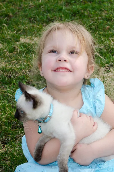 Hoopvol kind met kitten — Stockfoto