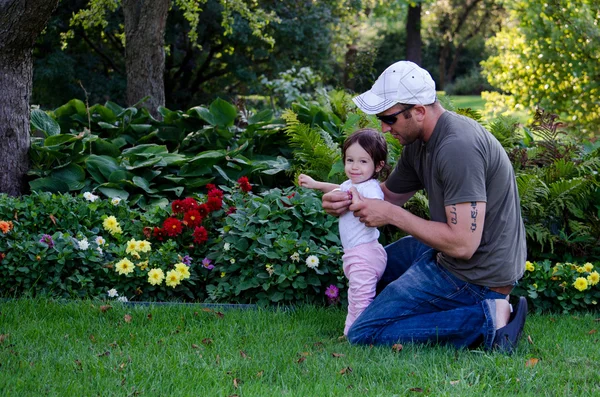 Glückliches kleines Mädchen: Das ist mein Papa! — Stockfoto