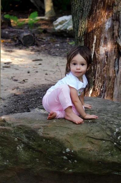 Adorabile bambino su una grande roccia — Foto Stock