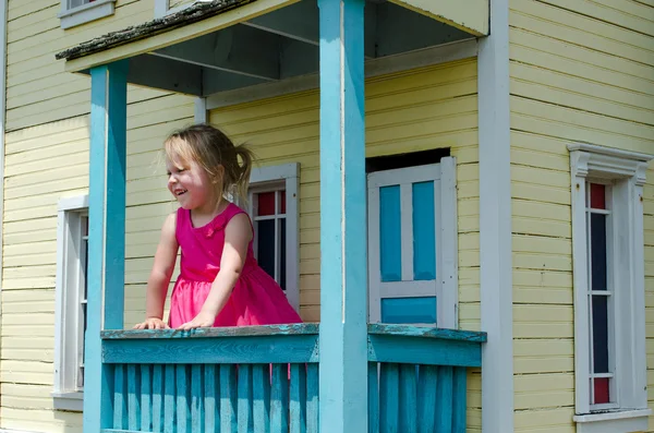 Милая маленькая девочка в домике для игр — стоковое фото