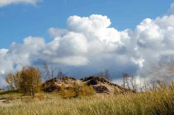 아름 다운 구름과 모래 언덕 — 스톡 사진