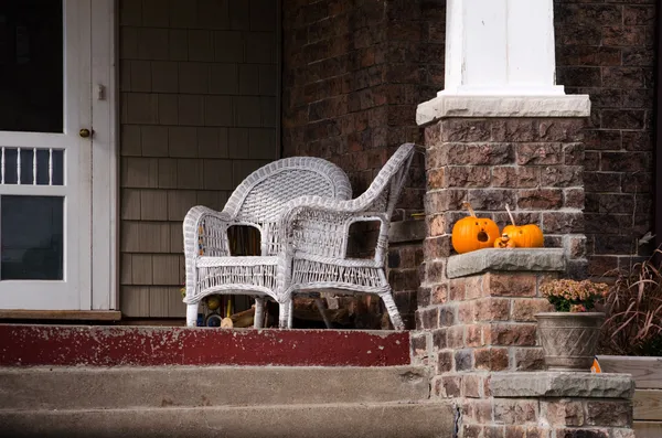 Židle a dýně na přední verandě — Stock fotografie