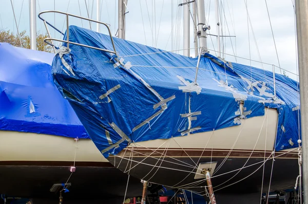 Boot für Winterlager zusammengeflickt — Stockfoto