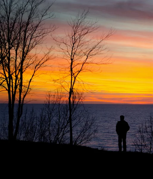 Man on the edge of a sunset — Stock Photo, Image