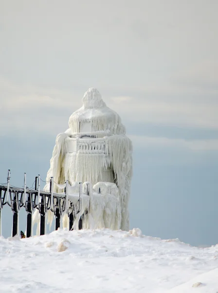 Icy building on Lake MIchigan — Stock Photo, Image