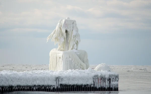 Icy lighthouse structure on Lake MIchigan — Stock Photo, Image