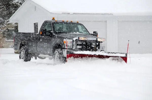 LKW pflügt Schnee — Stockfoto