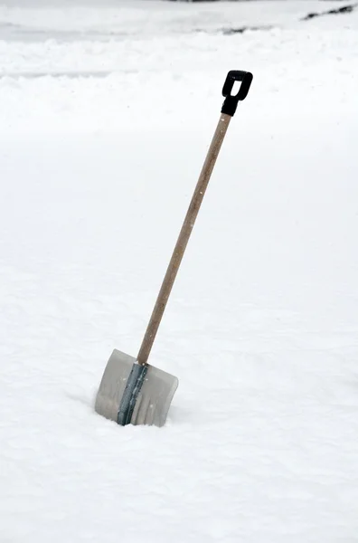 Pala de nieve en nieve — Foto de Stock