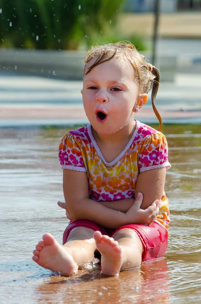 Wet child singing — Stock Photo, Image