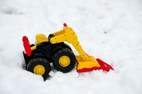 Ładowacz czołowy przedni zabawka w śniegu — Zdjęcie stockowe
