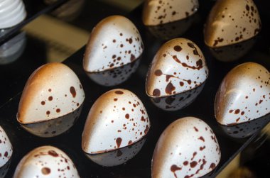 Benekli kahverengi ve beyaz çikolata