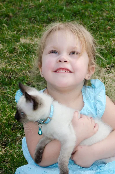 Enfant plein d'espoir avec chaton mignon — Photo