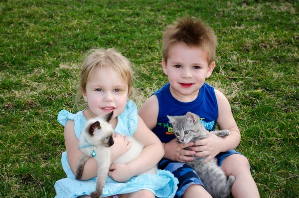 Kinderen en hun harige huisdieren — Stockfoto