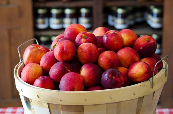 Mandje van perziken voor conserven jam en gelei — Stockfoto
