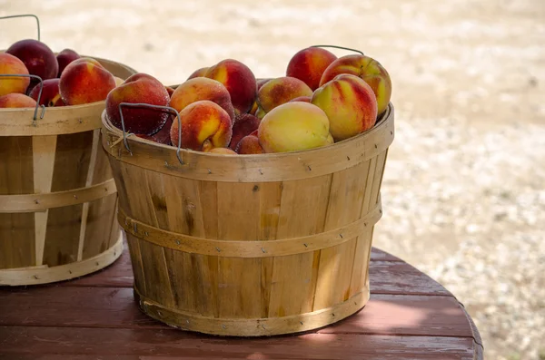 Baskets of fresh peaches — Stock Photo, Image