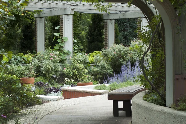 Bench and arbor in the Denver botanical gardens — Stock Photo, Image