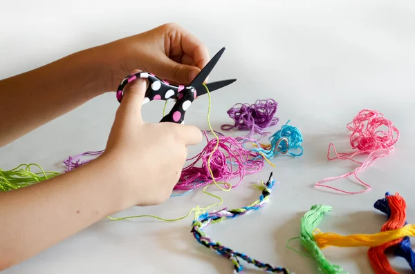 Faire des bracelets d'amitié — Photo