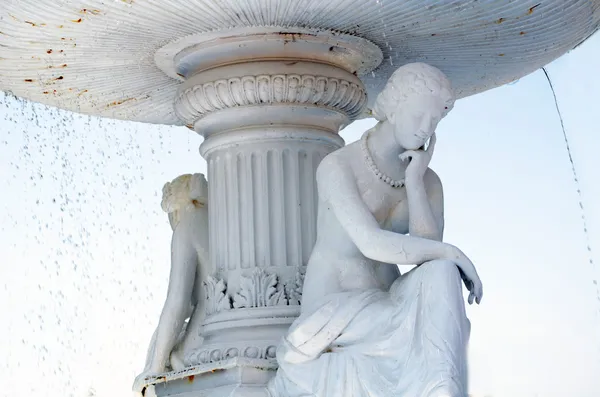 Die Damen der Brunnenskulptur — Stockfoto