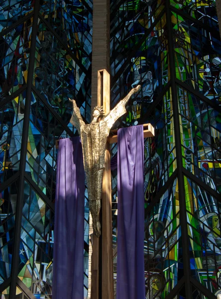 Vitraux et crucifix moderne doré — Photo