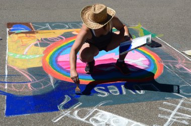 sanatçı bir yol resim yapıyor.