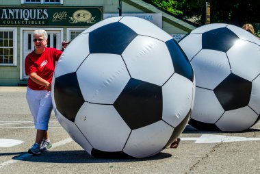 Kadın haddeleme dev futbol topu