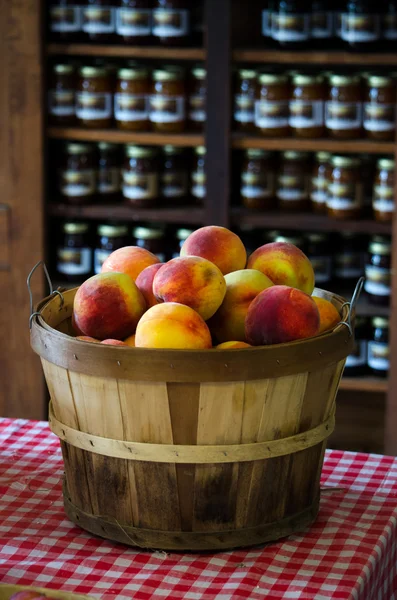 Canning peaches — Stock Photo, Image