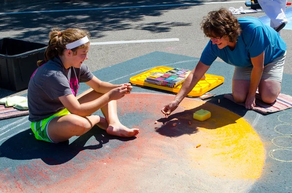 Artists have fun drawing on the street — Stock Photo, Image