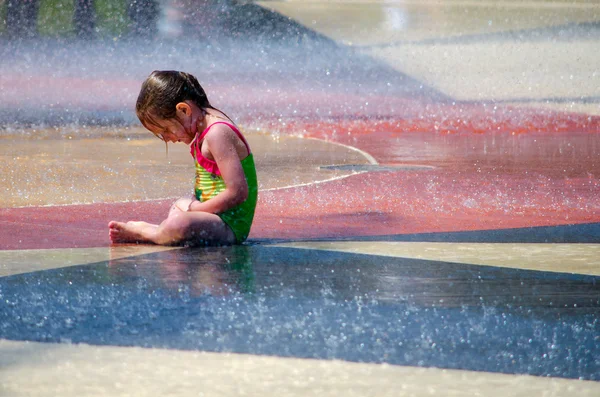 Niña manteniendo la calma —  Fotos de Stock