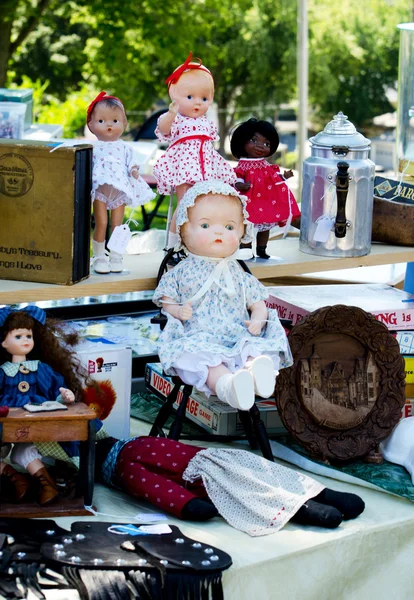 Antique dolls and items at Antiques on the bluff — Stock Photo, Image