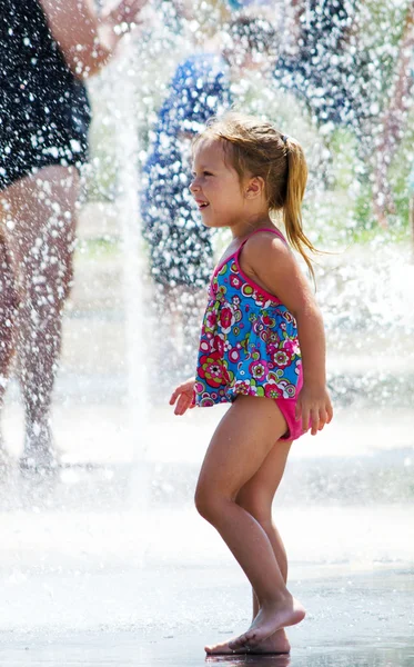 Glückliches Kind beim Spielen im Wasser — Stockfoto