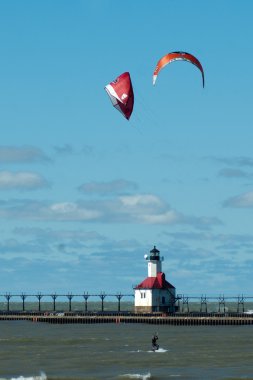 uçurtma yatılı ve michigan'ın ışık evde