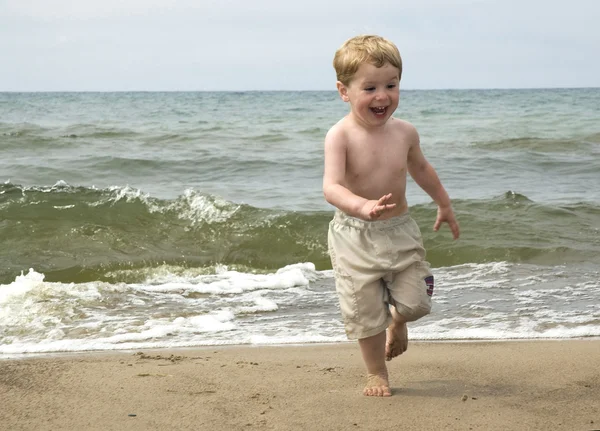 Rindo menino na praia — Fotografia de Stock